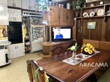 Chalet de dos plantas con taller/galpon en esquina - Monte Grande