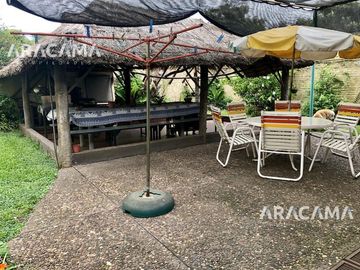 Chalet de dos plantas con taller/galpon en esquina - Monte Grande