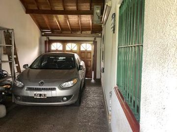 Chalet de dos plantas con taller/galpon en esquina - Monte Grande