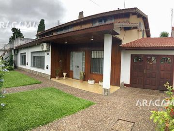Chalet de dos plantas con taller/galpon en esquina - Monte Grande
