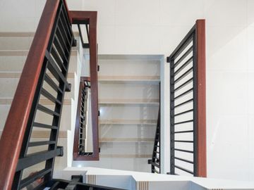 BANTING HARGA! RUMAH MURAH TERBAIK 3 LANTAI DI DEKAT PUSAT WISATA JIMBARAN