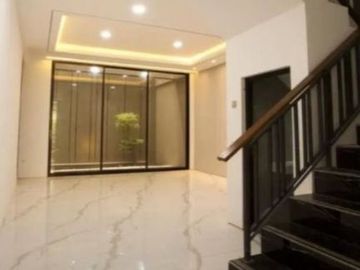 Rumah Mewah Sutorejo Prima, 3 Lantai, Minimalis Baru Gress