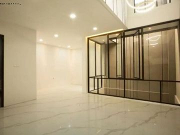 Rumah Mewah Sutorejo Prima, 3 Lantai, Minimalis Baru Gress