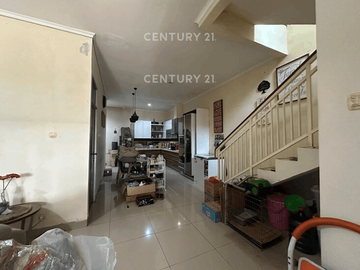 Dijual Rumah 2 Lantai Lokasi Strategis Investasi Bernilai Tinggi