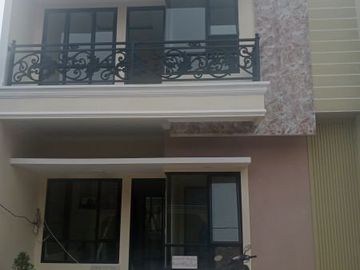 Rumah 2 Lantai Dekat Pintu Tol Cijago Kukusan Beji