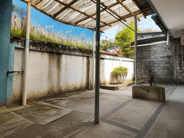 Rumah Bahan Tanah Luas Untuk Hunian Custom Di Tlogoadi