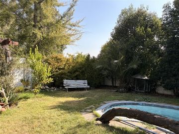 Oportunidad en La Dehesa: casa con amplio jardín