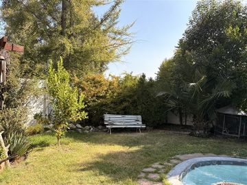 Oportunidad en La Dehesa: casa con amplio jardín