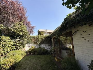 Oportunidad en La Dehesa: casa con amplio jardín