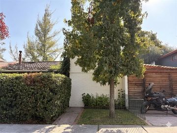 Oportunidad en La Dehesa: casa con amplio jardín