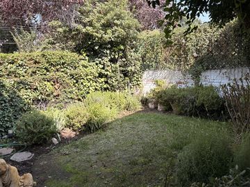 Oportunidad en La Dehesa: casa con amplio jardín