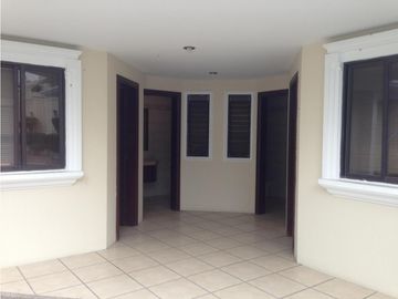 LOS OLIVOS. Av Leopoldo Carrera edificio en corredor comercial
