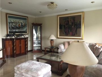 LOS OLIVOS. Av Leopoldo Carrera edificio en corredor comercial