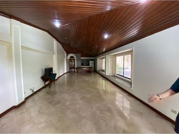 LOS OLIVOS. Av Leopoldo Carrera edificio en corredor comercial