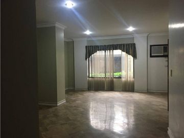 LOS OLIVOS. Av Leopoldo Carrera edificio en corredor comercial