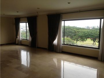 LOS OLIVOS. Av Leopoldo Carrera edificio en corredor comercial
