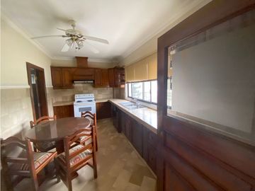 LOS OLIVOS. Av Leopoldo Carrera edificio en corredor comercial