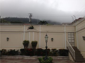 LOS OLIVOS. Av Leopoldo Carrera edificio en corredor comercial