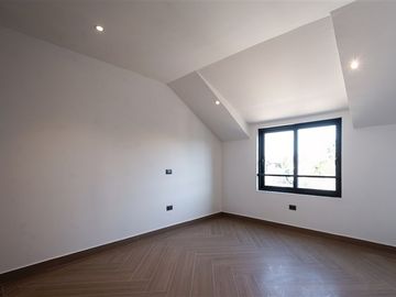 Casa remodelada con piscina y amplios espacios en Ñuñoa