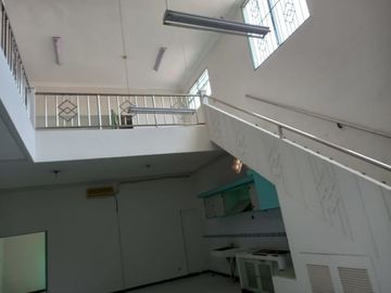 Disewakan rumah 2 lantai, siap huni. Cocok buat kantor / usaha, kalibokor
