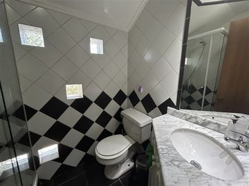 Casa en venta de 5 dorm. en Las Condes