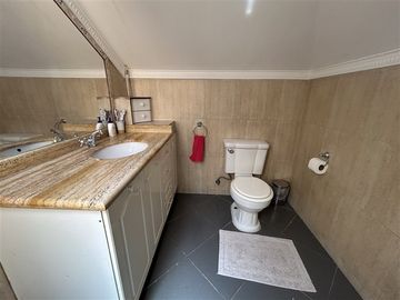 Casa en venta de 5 dorm. en Las Condes