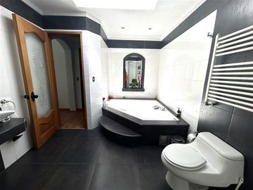 Casa en venta de 5 dorm. en Las Condes