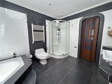 Casa en venta de 5 dorm. en Las Condes