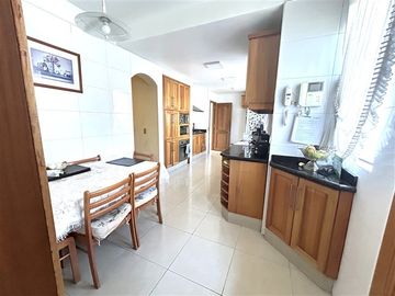 Casa en venta de 5 dorm. en Las Condes