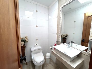Casa en venta de 5 dorm. en Las Condes