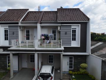 hunian dengan rancangan hunian berarsitektur eksklusif, artistik, dan elegan