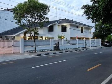 DIJUAL RUMAH MEGAH TEPI JL VETERAN KOTA JOGJA COCOK UTK HOMESTAY, GUEST HOUSE