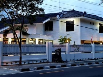 DIJUAL RUMAH MEGAH TEPI JL VETERAN KOTA JOGJA COCOK UTK HOMESTAY, GUEST HOUSE