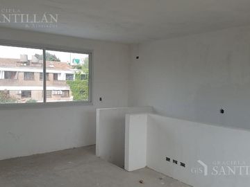 MUY LINDOS TRIPLEX CON JARDIN Y COCHERA - A ESTRENAR