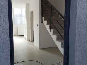 MUY LINDOS TRIPLEX CON JARDIN Y COCHERA - A ESTRENAR