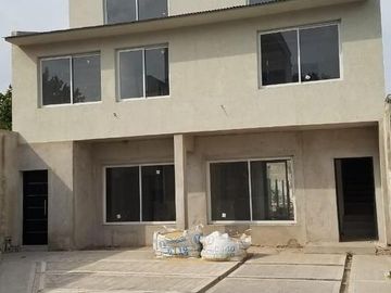 MUY LINDOS TRIPLEX CON JARDIN Y COCHERA - A ESTRENAR