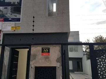 MUY LINDOS TRIPLEX CON JARDIN Y COCHERA - A ESTRENAR