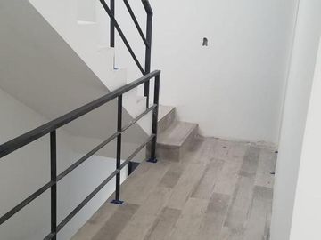 MUY LINDOS TRIPLEX CON JARDIN Y COCHERA - A ESTRENAR