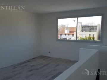MUY LINDOS TRIPLEX CON JARDIN Y COCHERA - A ESTRENAR