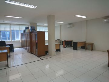 Ruko disewakan di Pangeran Jayakarta gandeng 3 lift 5 lantai