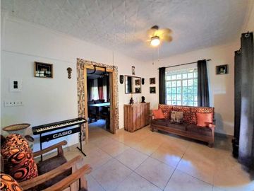 VENDO CASA CON PISCINA Y 9750M2 CON ARBOLES