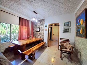VENDO CASA CON PISCINA Y 9750M2 CON ARBOLES