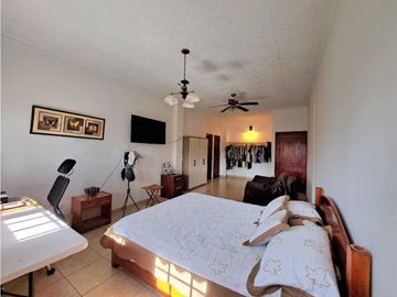VENDO CASA CON PISCINA Y 9750M2 CON ARBOLES