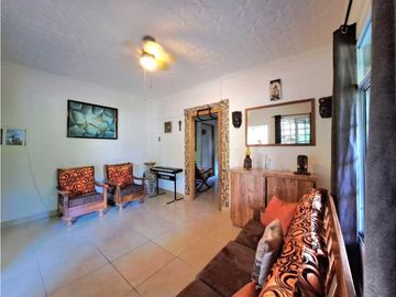 VENDO CASA CON PISCINA Y 9750M2 CON ARBOLES