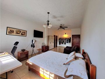 VENDO CASA CON PISCINA Y 9750M2 CON ARBOLES