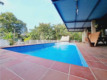 VENDO CASA CON PISCINA Y 9750M2 CON ARBOLES