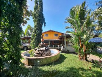 VENDO CASA CON PISCINA Y 9750M2 CON ARBOLES