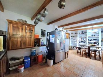 VENDO CASA CON PISCINA Y 9750M2 CON ARBOLES
