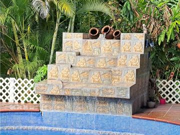 VENDO CASA CON PISCINA Y 9750M2 CON ARBOLES