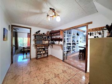 VENDO CASA CON PISCINA Y 9750M2 CON ARBOLES